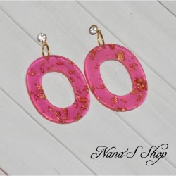 Boucles d'oreilles, en résine coloris rose et paillettes dorées,