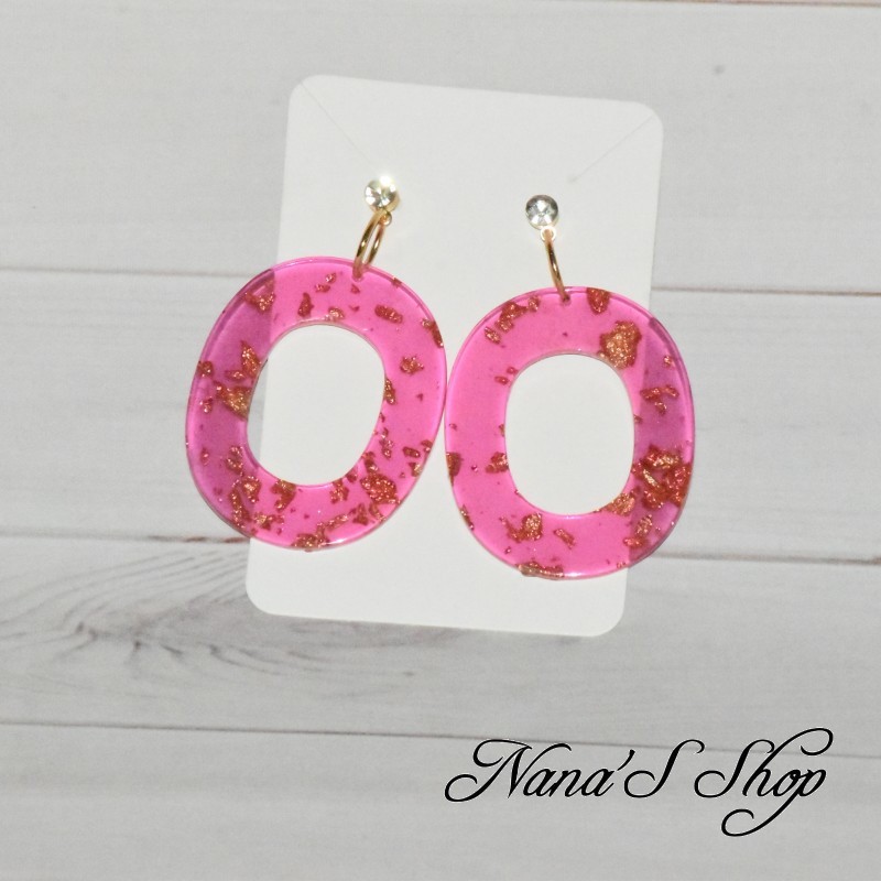 Boucles d'oreilles, résine rose et paillettes dorées,