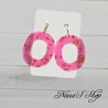 Boucles d'oreilles, résine rose et paillettes dorées,