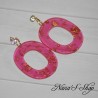 Boucles d'oreilles, en résine coloris rose et paillettes dorées,