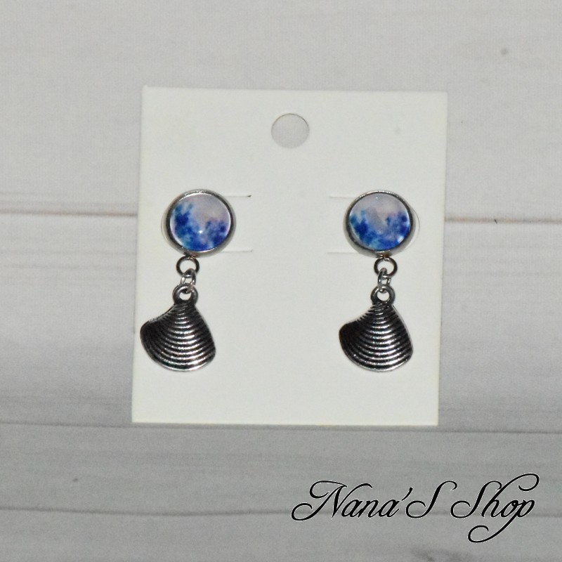 Clous d'oreilles cabochons tie and die bleu et blanc, breloques coquillage,