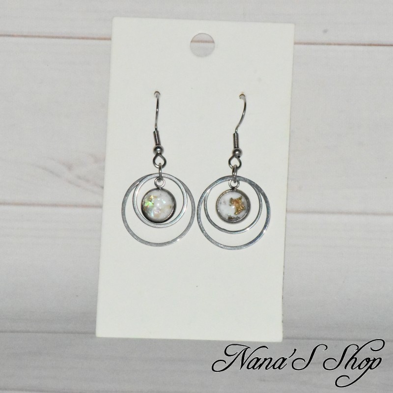 Boucles d' oreilles fantaisie, cercles en métal argenté et petits cabochons en résine, coloris blanc.