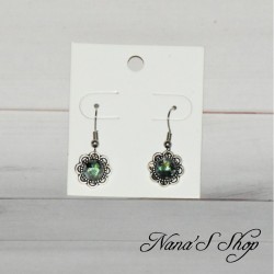 Boucles d' oreilles fantaisie, fleurs en métal argenté et petits cabochons en résine, coloris noir.