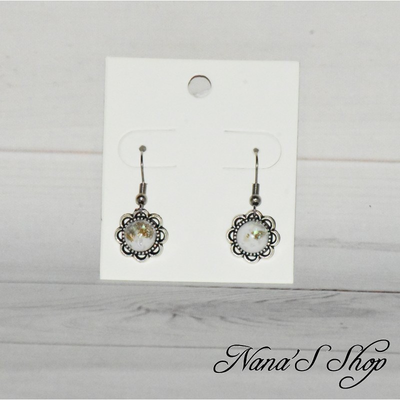 Boucles d' oreilles fantaisie, fleurs en métal argenté et petits cabochons en résine, coloris blanc.