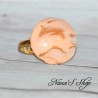 Bague fantaisie, pâte polymère, tons pastel, forme rond coloris corail.